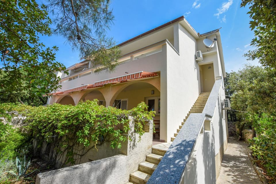 Property building, Patio, Facade/entrance, Garden