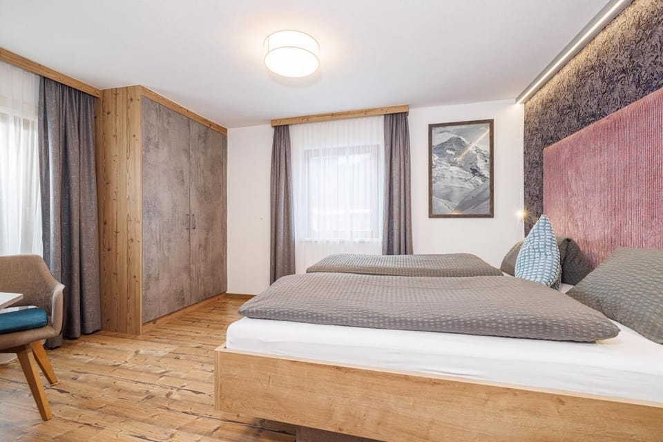 Bed, Seating area, Bedroom, wardrobe