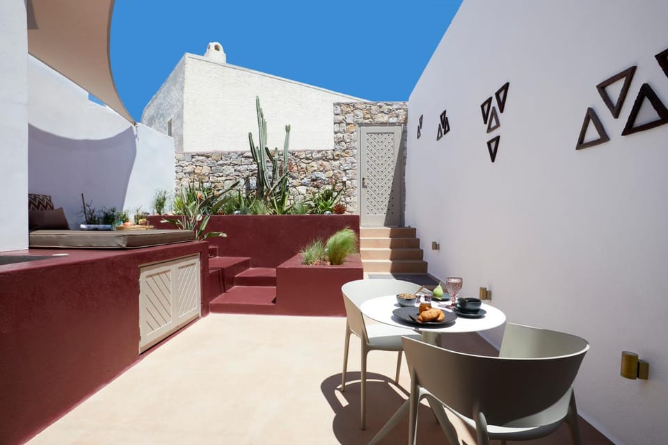 Patio, Hot Tub, Food and drinks, Seating area, Food, sunbed