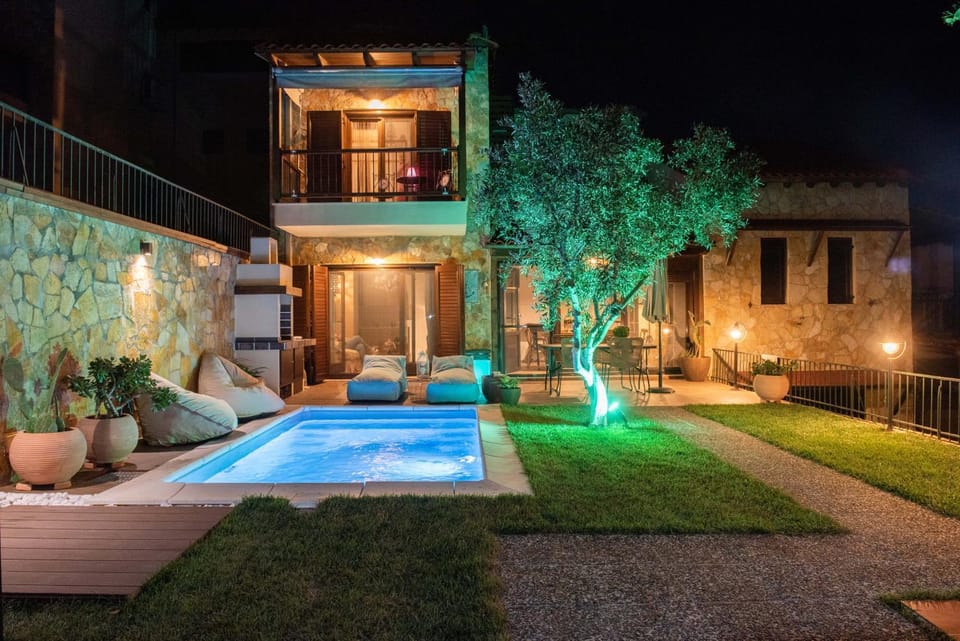 Property building, Garden, Swimming pool