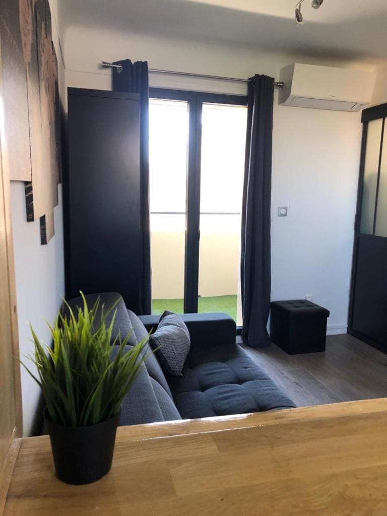 Studio climatisé avec balcon face aux arènes d'Arles Apartment in Arles