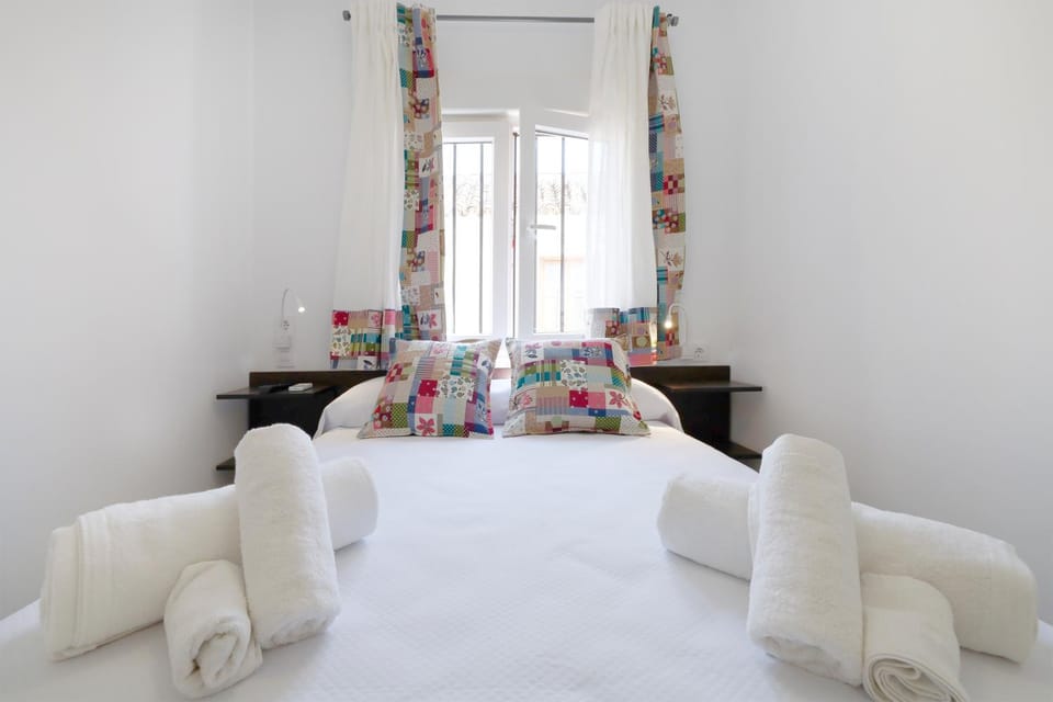 Bed, Bedroom, Sunrise, towels, air conditioner