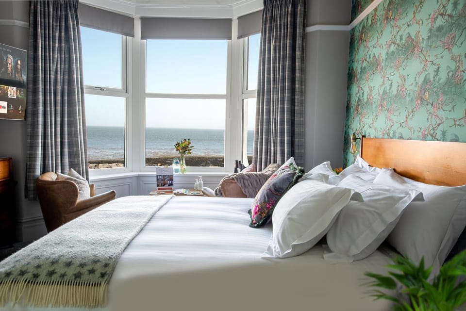 Bed, Natural landscape, Photo of the whole room, Seating area, Sea view