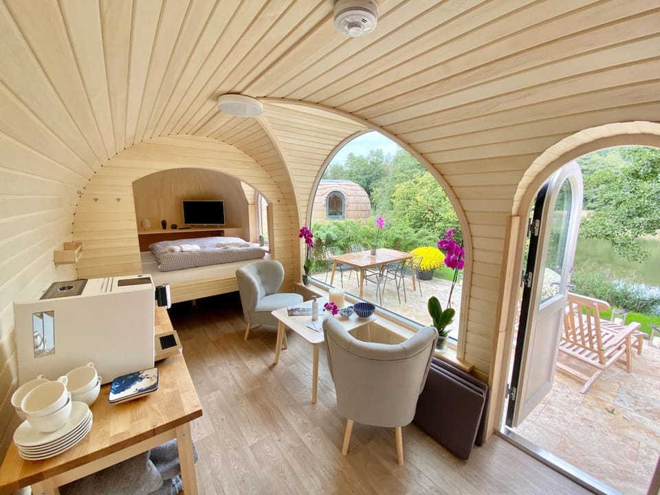 Bed, Summer, Coffee/tea facilities, Balcony/Terrace, Living room, Photo of the whole room, Seating area, Bedroom, Lake view