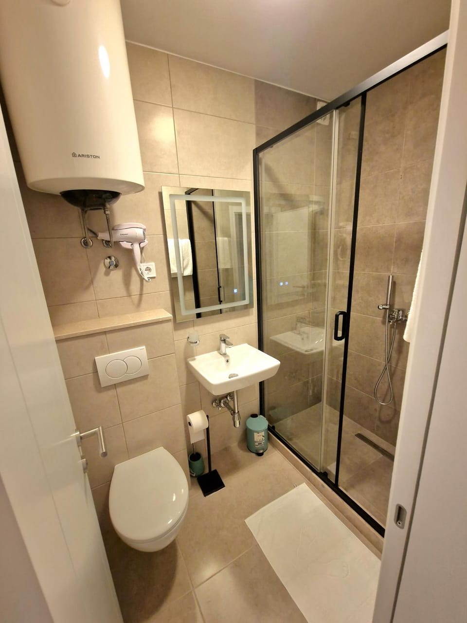 Shower, Toilet, Bathroom, towels