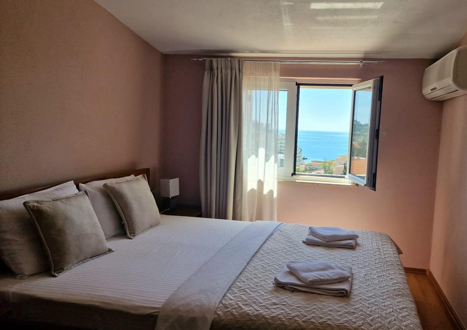 Bed, Photo of the whole room, Bedroom, Sea view, towels, air conditioner