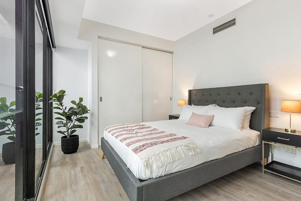 Executive Unit with Pool and Gym near Riverfront Apartment in Southbank