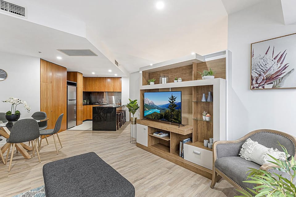 Executive Unit with Pool and Gym near Riverfront Apartment in Southbank