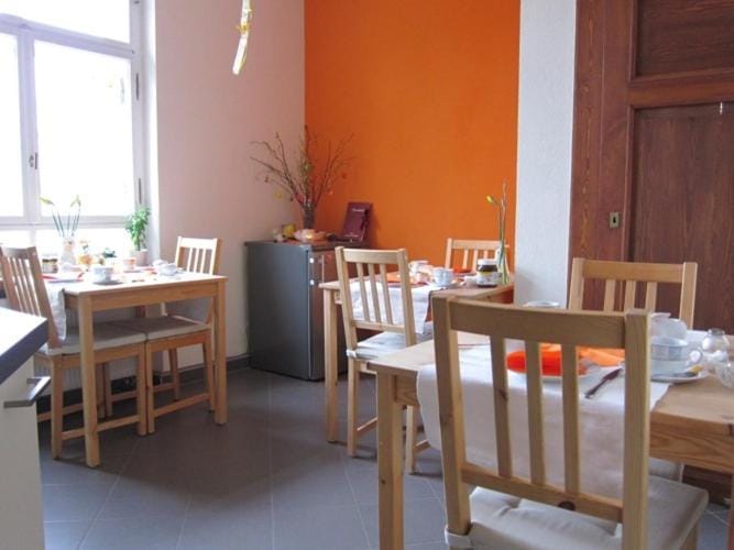 Restaurant/places to eat, Food and drinks, Decorative detail, Floor plan, Dining area, Food, Non alcoholic drinks