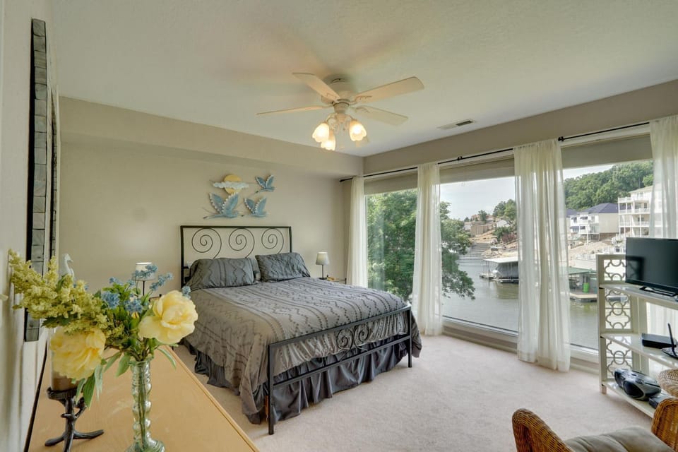 2 Pools, Boat Slip! Waterfront Regatta Bay Condo House in Village Four Seasons