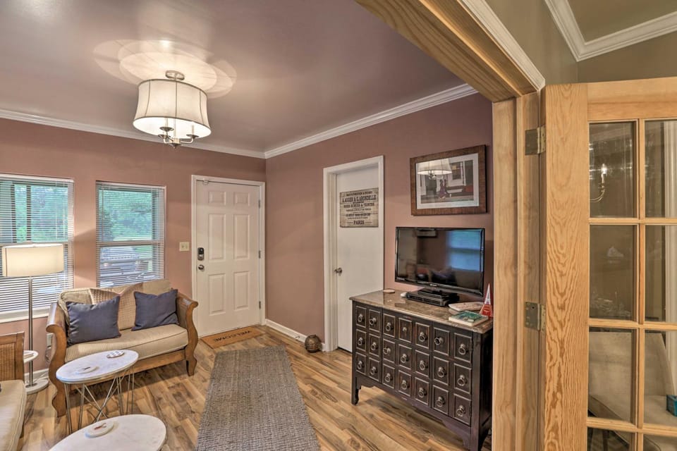 Renovated Home w/ Screened-In Patio on Hwy 90! House in Florida