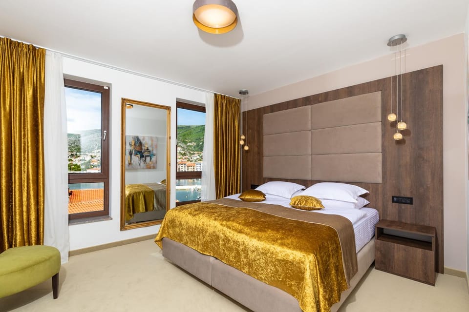 View (from property/room), Animals, Bedroom, Pets, Guests, City view, Landmark view, Sea view, Street view, children, group of guests, Family
