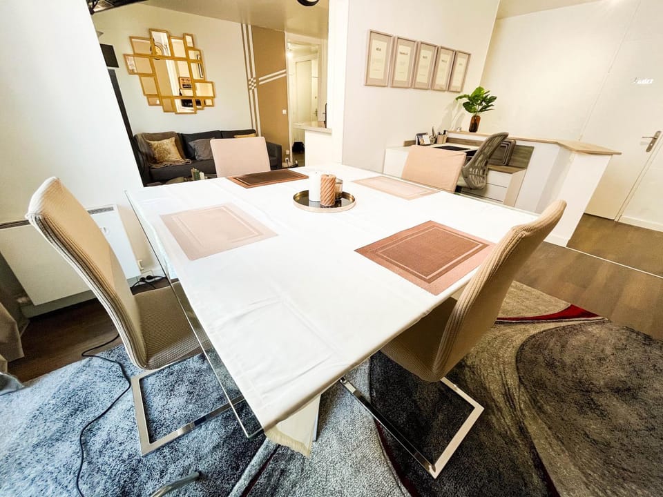 Seating area, Dining area