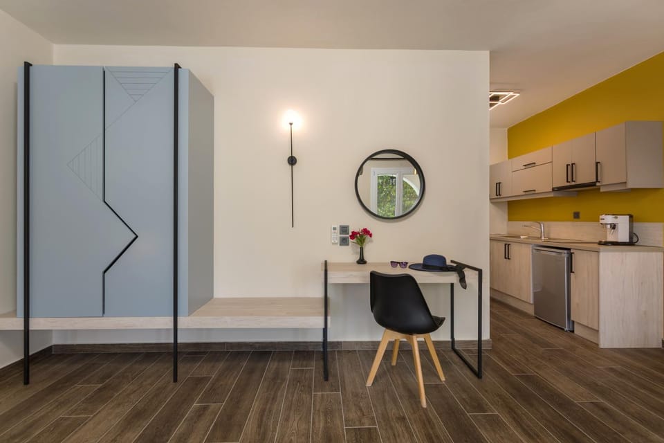Kitchen or kitchenette, Seating area, Dining area