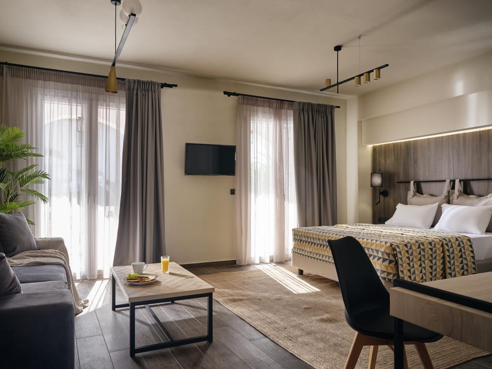 Bed, TV and multimedia, Living room, Photo of the whole room, Seating area