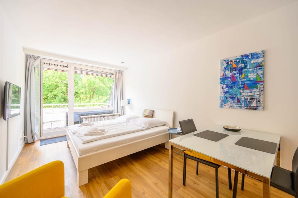 Bed, Photo of the whole room, Seating area, Dining area