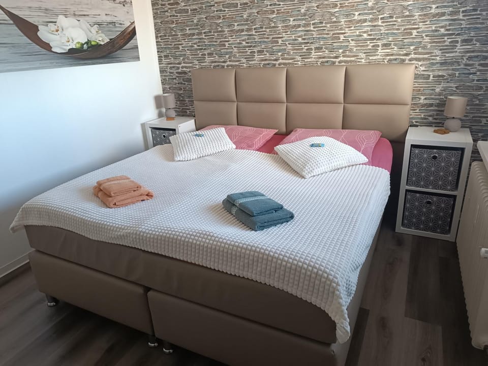 Bed, Bedroom, towels