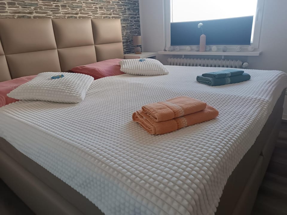 Bed, Photo of the whole room, Bedroom, towels