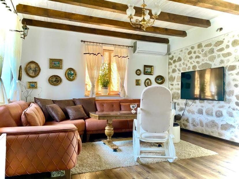 Communal lounge/ TV room, Living room, Seating area