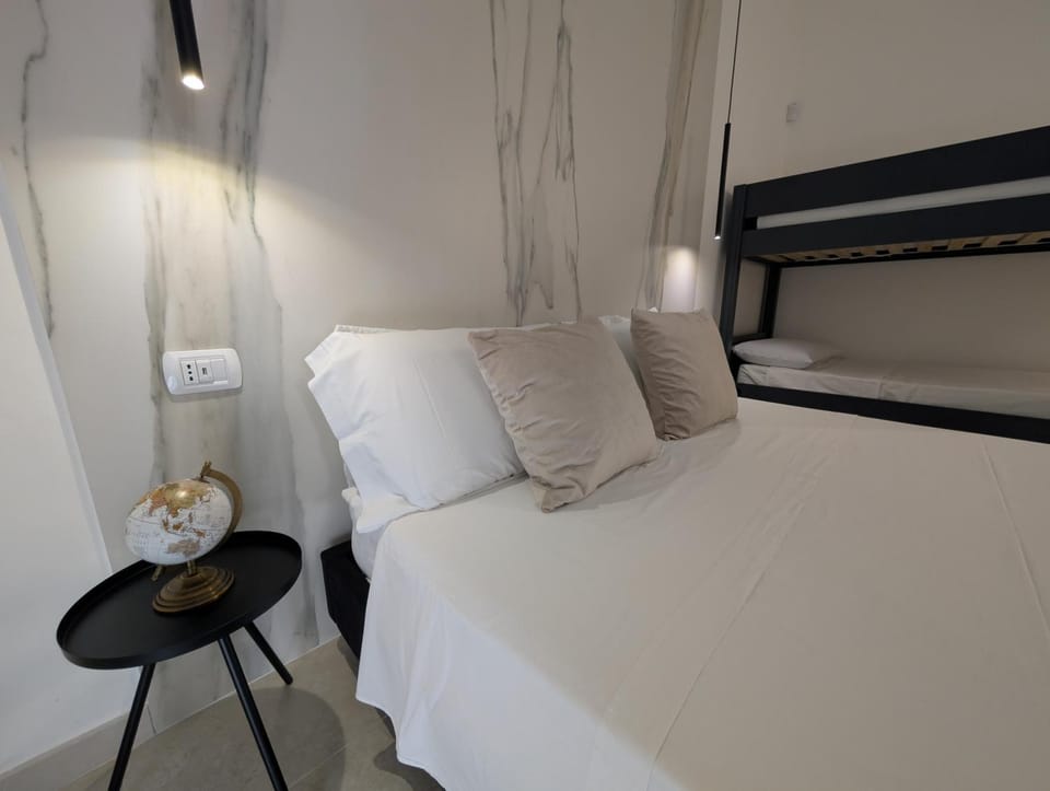 Bedroom, bunk bed