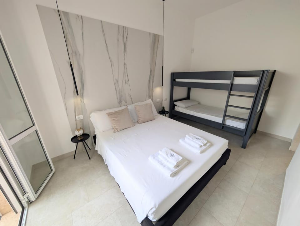 Bedroom, bunk bed