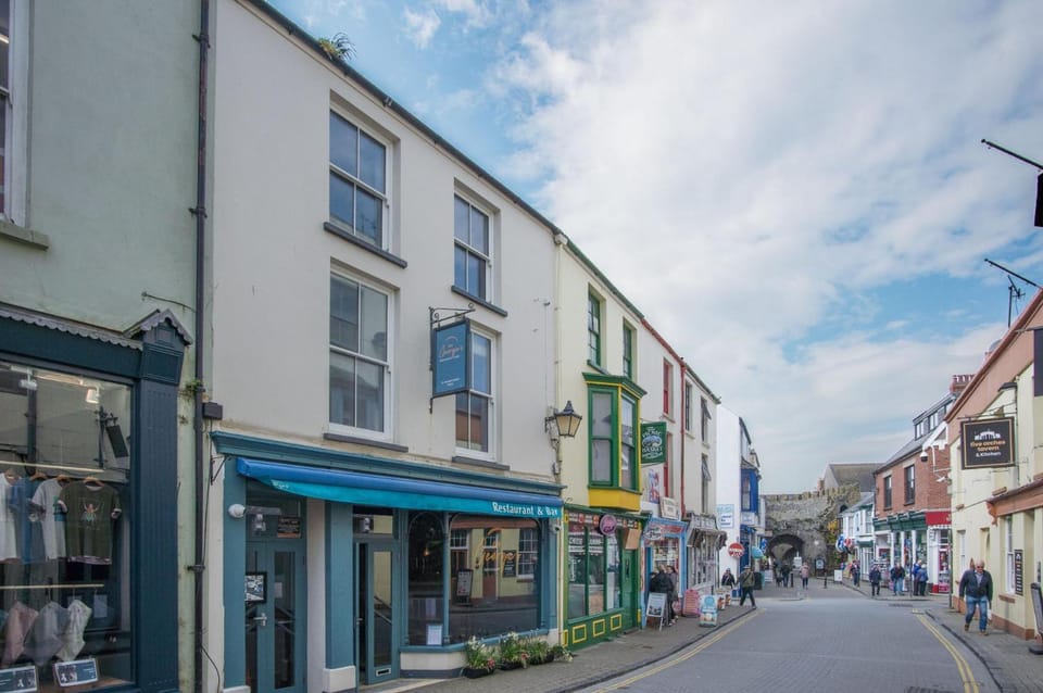 To Mawr - 2 Bedroom Apartment - Tenby Apartment in Wales