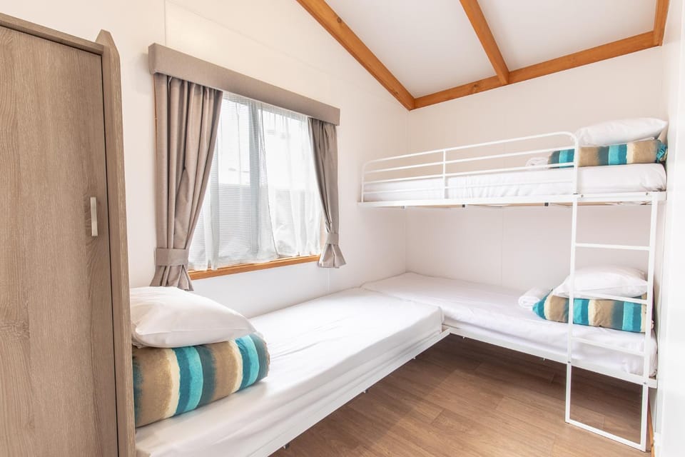 Bedroom, bunk bed