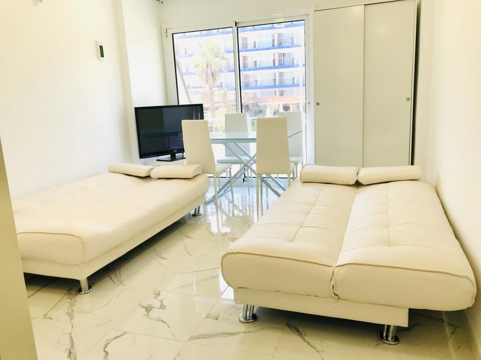TV and multimedia, Seating area, Bedroom