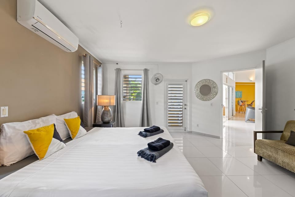 Bed, Bedroom, towels, air conditioner