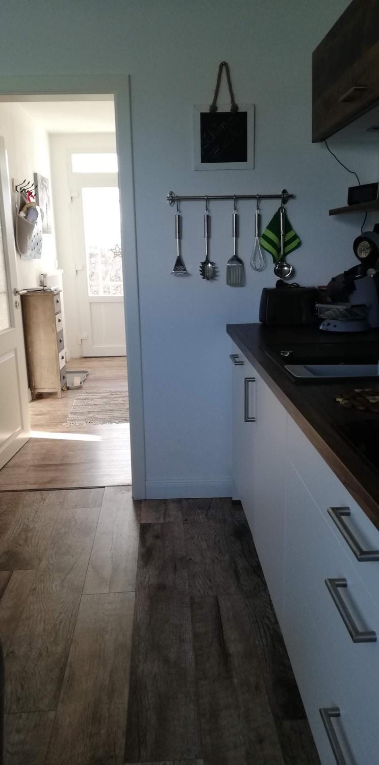Coffee/tea facilities, Kitchen or kitchenette, stove