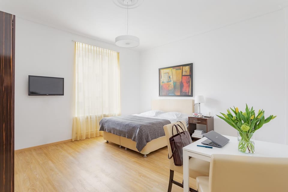 Photo of the whole room, Bedroom