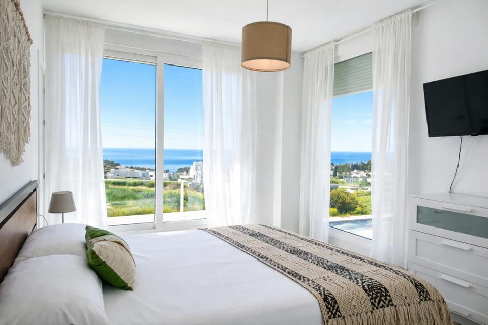 Bed, TV and multimedia, Photo of the whole room, Bedroom, Sea view
