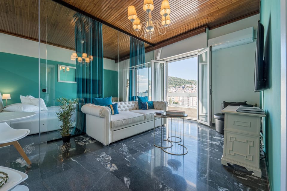 TV and multimedia, View (from property/room), View (from property/room), Living room, Seating area, City view, City view, Sea view, Sea view