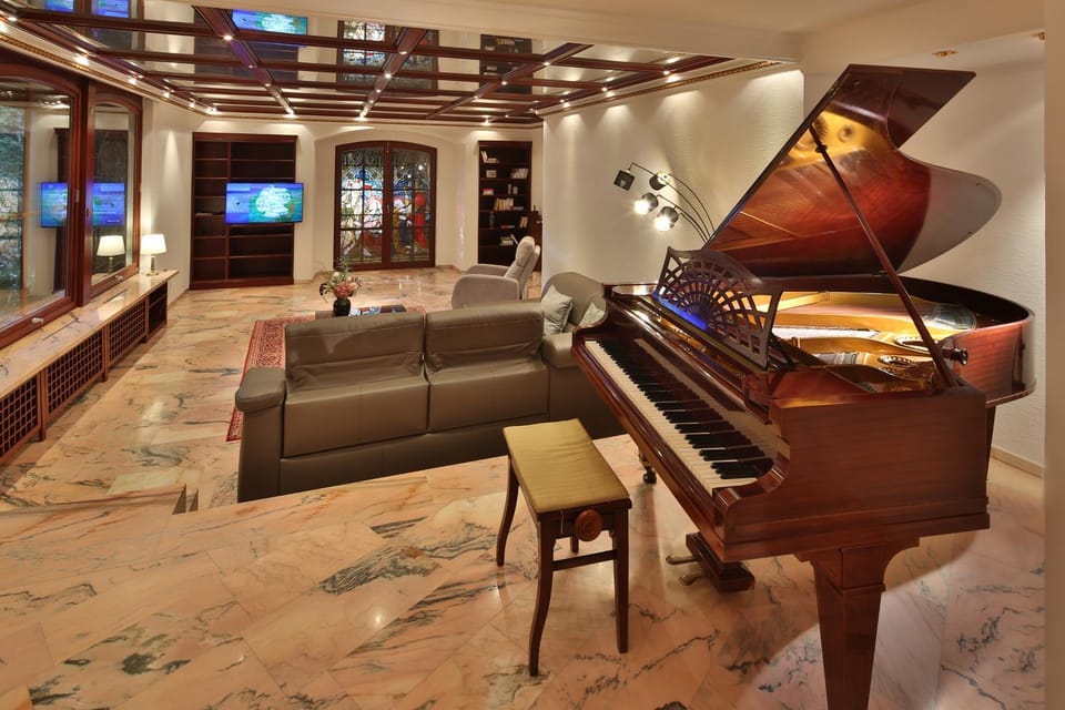 Communal lounge/ TV room, Living room, Seating area