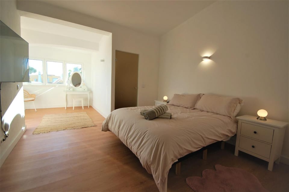 Bed, TV and multimedia, Photo of the whole room, Bedroom