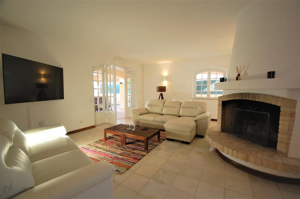 Communal lounge/ TV room, Living room, Seating area