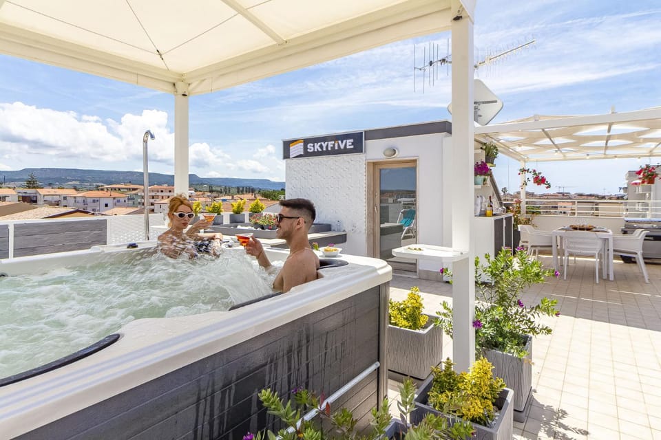 Spring, Day, People, Natural landscape, Summer, Hot Tub, Hot Tub, Solarium, Coffee/tea facilities, View (from property/room), Balcony/Terrace, Balcony/Terrace, Guests, Mountain view, Swimming pool, Sunrise, Sunset, group of guests, Inner courtyard view, locker, sunbed, toaster, VIP