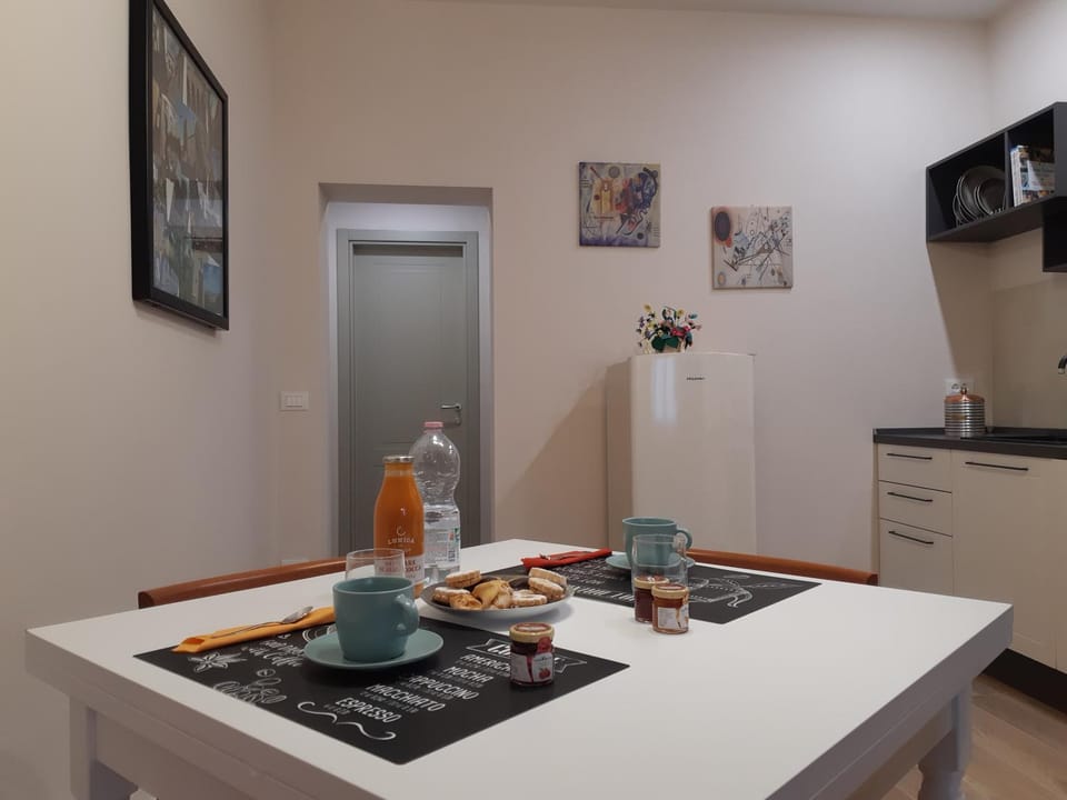 Kitchen or kitchenette, Dining area