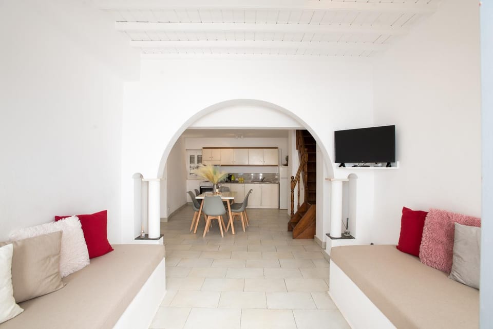 TV and multimedia, Kitchen or kitchenette, Living room, Photo of the whole room, Seating area, Dining area