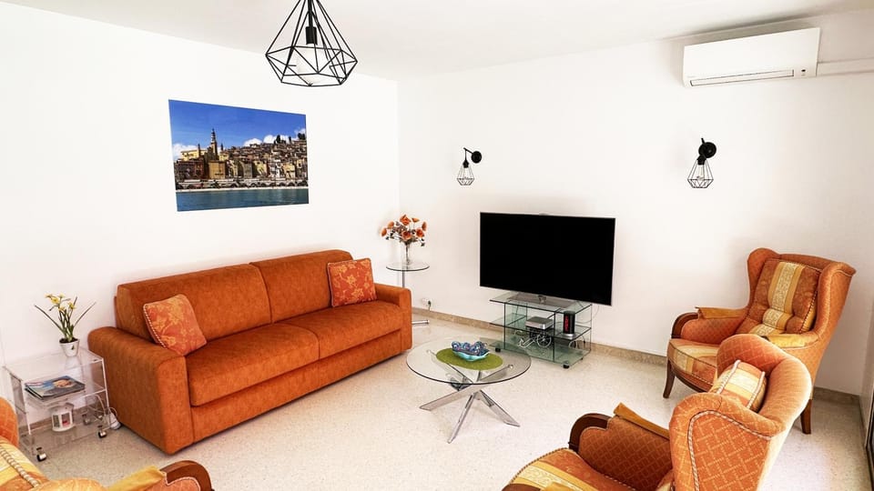 Bed, TV and multimedia, Living room, air conditioner