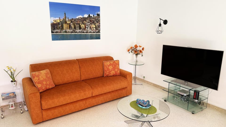 Bed, TV and multimedia, Living room, air conditioner