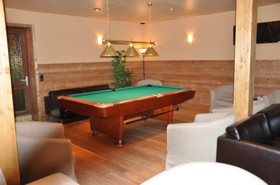 Communal lounge/ TV room, Billiard, Lounge or bar