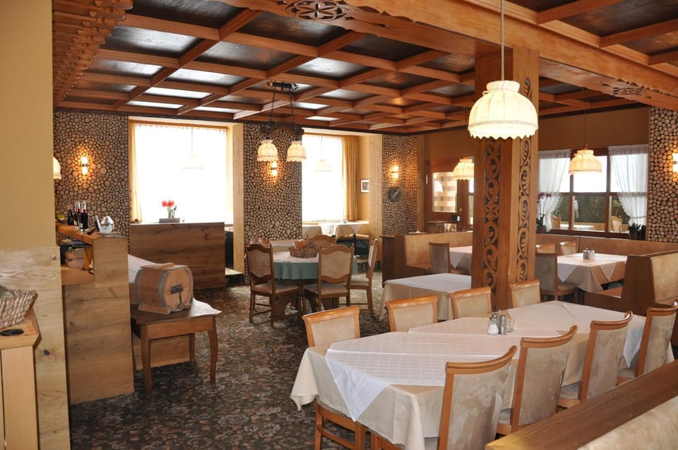 Restaurant/places to eat, Restaurant/places to eat