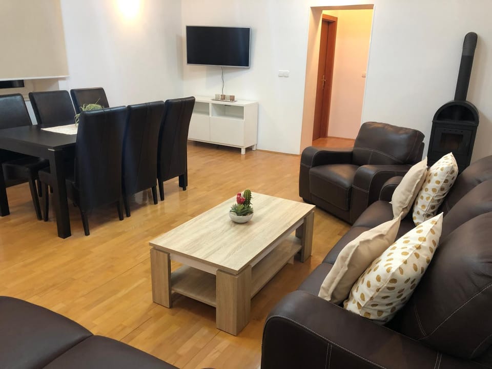 Communal lounge/ TV room, TV and multimedia, Living room, Seating area, Dining area