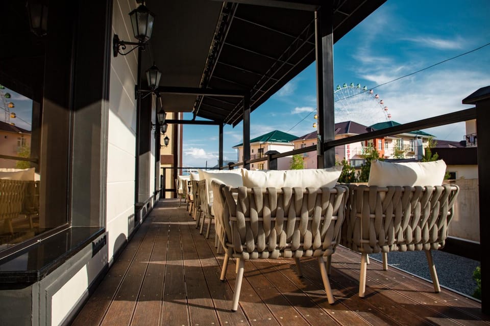 Restaurant/places to eat, Balcony/Terrace, Lake view