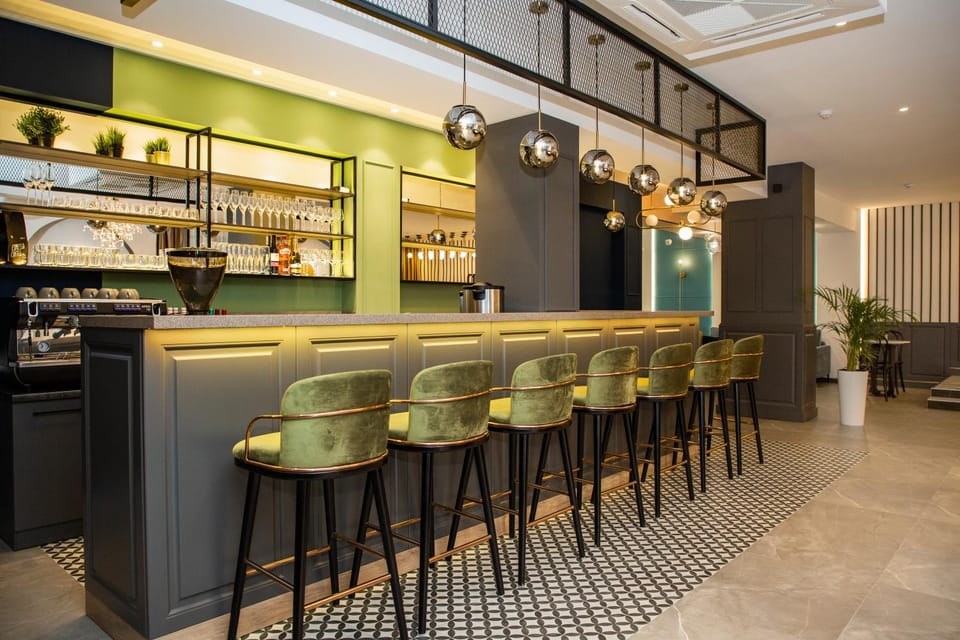 Restaurant/places to eat, Lounge or bar, kitchen