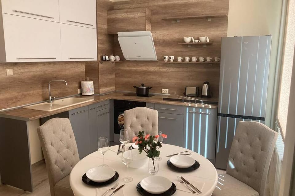 Kitchen or kitchenette, Dining area