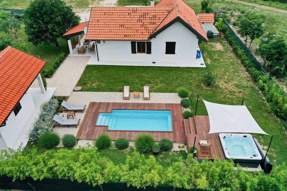 Property building, Garden, Pool view, Swimming pool