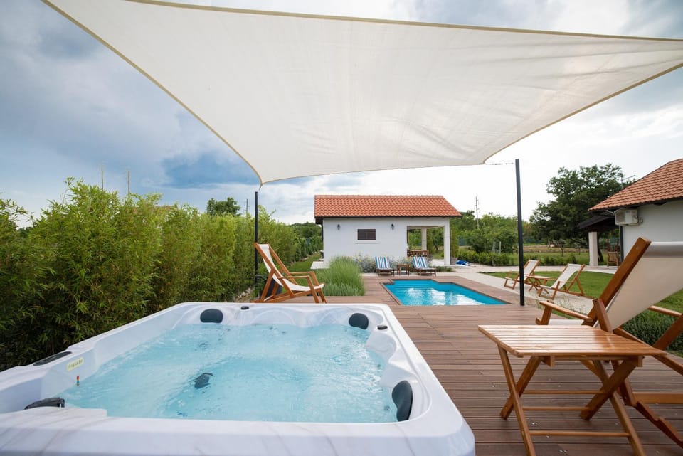 Patio, Natural landscape, Garden, Hot Tub, Garden view, Pool view