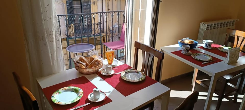 Living room, Food and drinks, Seating area, Dining area, Food, Breakfast, Continental breakfast